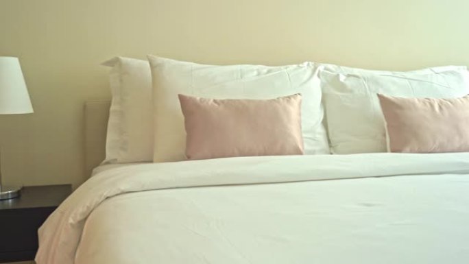舒适的白色枕毯床上装饰卧室内部