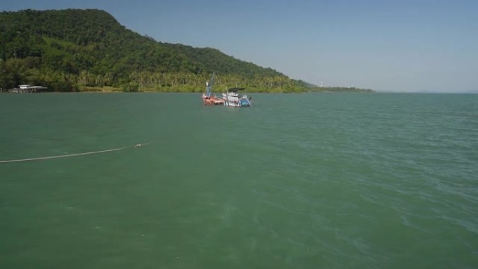 一艘空的废弃船在海浪上漂流。