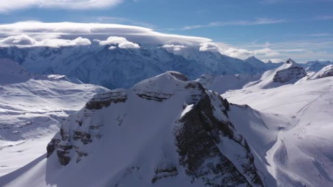 冰雪覆盖的大地块和勃朗峰的空中拍摄