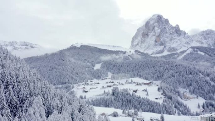 意大利高山滑雪胜地Val Gardena的山坡鸟瞰图。
