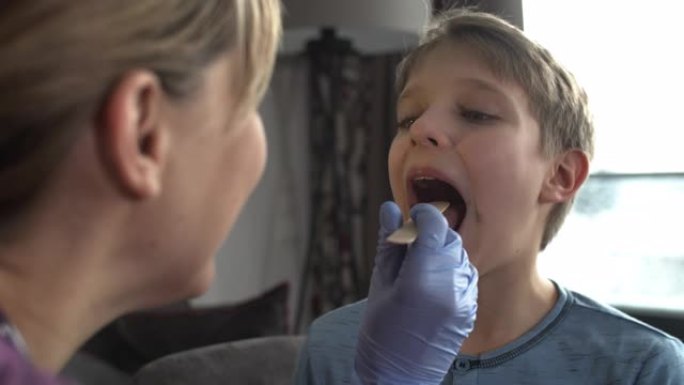 小男孩做喉咙检查外国人少儿看牙齿查牙齿