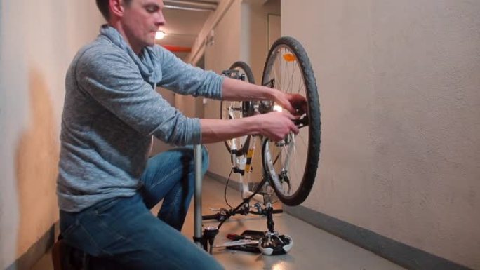 一名男子用空气给自行车车轮打气。
