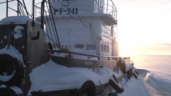 船在河里结冰了。夕阳早晨搁浅轮船