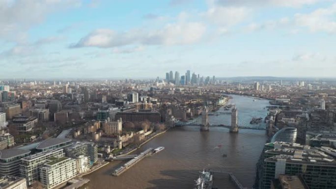 伦敦市中心空中全景: 金融区、泰晤士河、贝尔法斯特、摩天大楼、华夫和建筑物以及圣保罗大教堂、塔桥和塔
