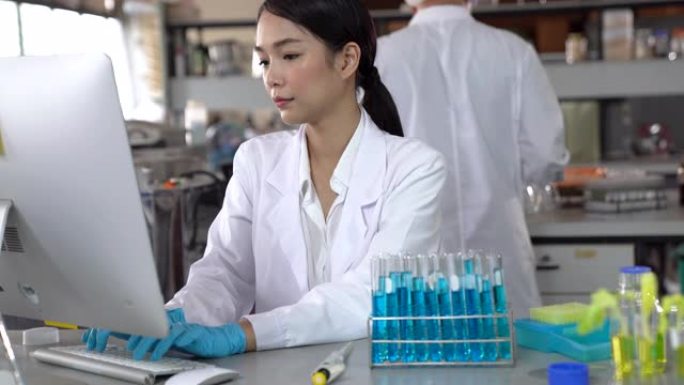 从新的实验药物试验中获得的医学研究科学家分型信息。她在一个明亮而现代的实验室工作。