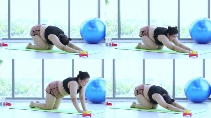 亚洲大型健身女性和教练在健身课上锻炼，教练建议肥胖女性锻炼减肥