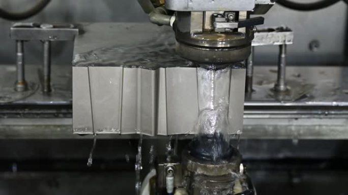 电火花线切割机用液体冷却剂切割模具零件。