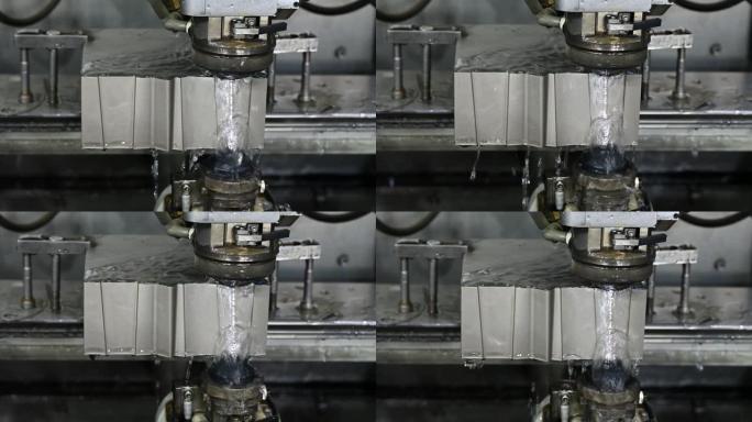 电火花线切割机用液体冷却剂切割模具零件。