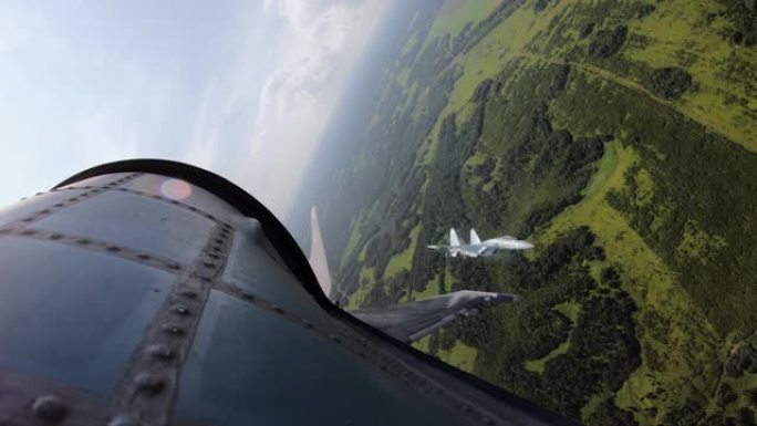 Su-35飞机在飞行过程中沿着轨道飞行并追击敌方目标。