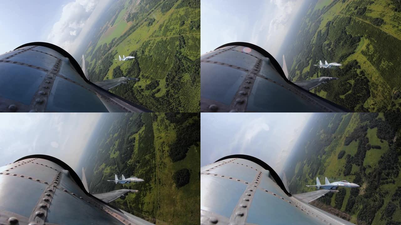 Su-35飞机在飞行过程中沿着轨道飞行并追击敌方目标。