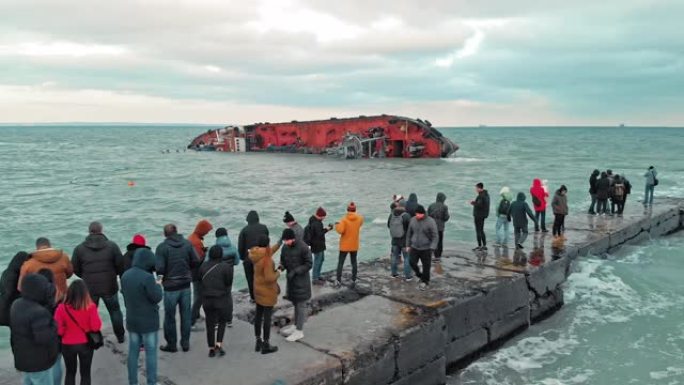 乌克兰敖德萨-2019年11月: 环境灾难。许多人担心环境事件。在强烈的海暴中搁浅的原油船坠毁。空中