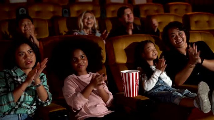 观众在电影院看电影。