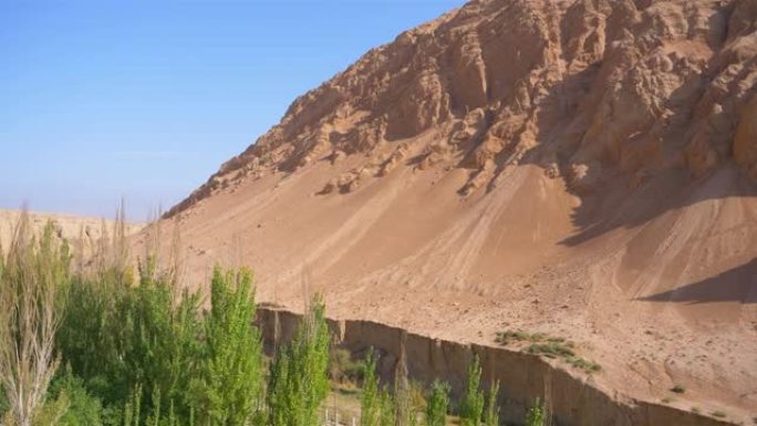 中国新疆吐鲁番省贝泽克利克千佛洞景观。