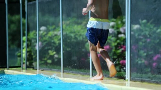童子在池畔慢动作奔跑。小男孩在游泳池旁奔跑