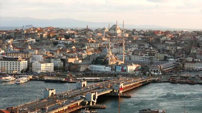 蓝色清真寺和马尔凯·耶尼·卡米在晚上。傍晚在黄金时段，大框架的伊斯坦布尔大教堂和金角海峡