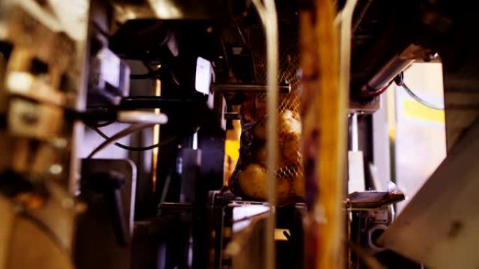 自动机器在工厂用土豆填充网袋