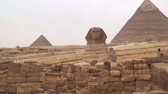 在金字塔的背景下，吉萨尼罗河西岸的大狮身人面像