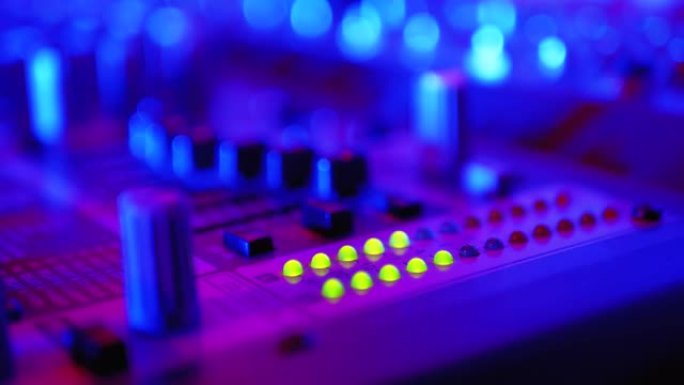 夜总会派对上的混音控制台或Dj控制台上的音量LED指示灯电平信号