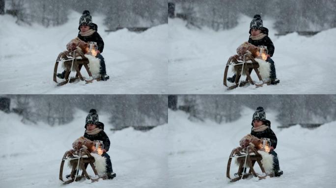 可爱的男孩在雪地里玩泰迪熊，冬天的时候。在下雪天玩玩具的小孩