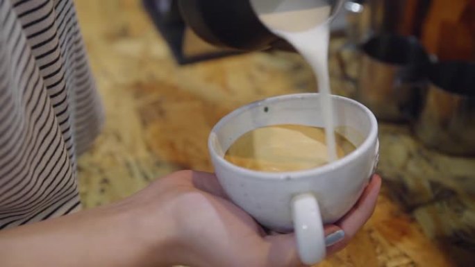 咖啡师制作两杯咖啡牛奶