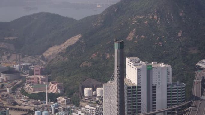 香港空中v203特写鸟眼在昂船洲桥杆塔周围飞行，船厂景观