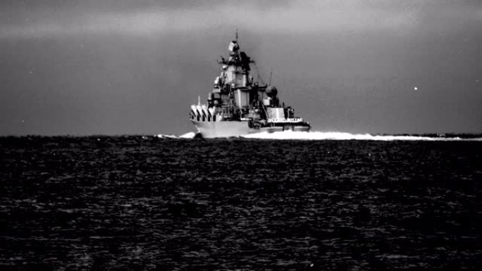 战舰-黑白海上航行军舰特写大海远洋