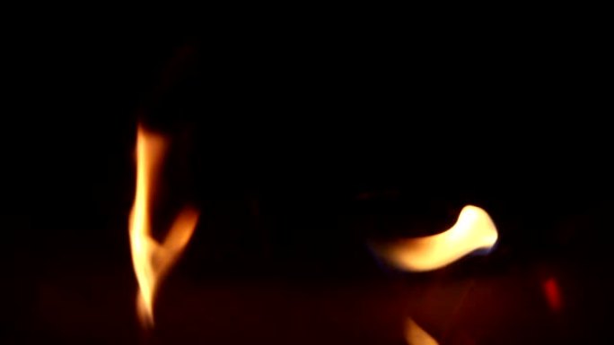 壁炉内燃烧的火在舒适的小木屋，温暖的气氛，2020