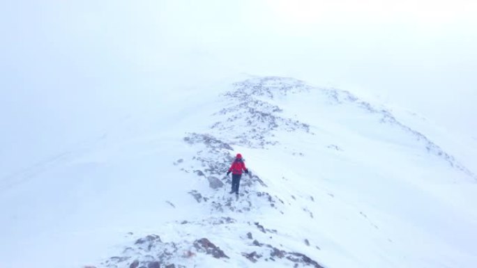 女性高山登山者在冬季攀登高海拔山峰