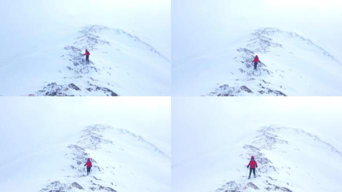 女性高山登山者在冬季攀登高海拔山峰