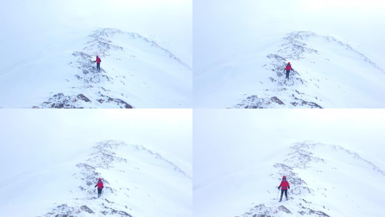 女性高山登山者在冬季攀登高海拔山峰