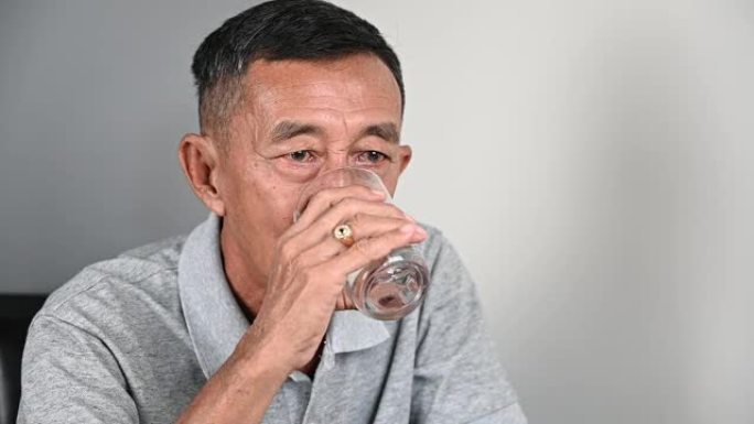 4k亚洲老人饮用水肖像。Hapiness和helthy肖像概念。helthy老人肖像慢动作。