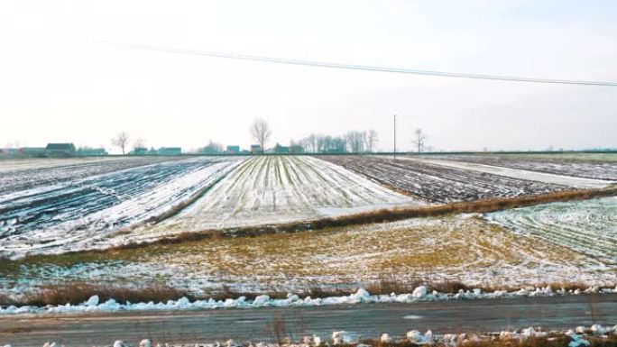 在4k慢动作60fps的冬季，透过窗户在田野上的火车视图
