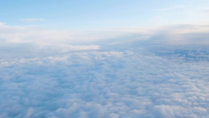 从飞机的窗户看天空中的白云