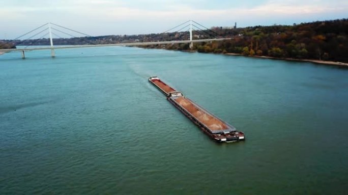 多瑙河上空满载物资运输货物的货船鸟瞰图
