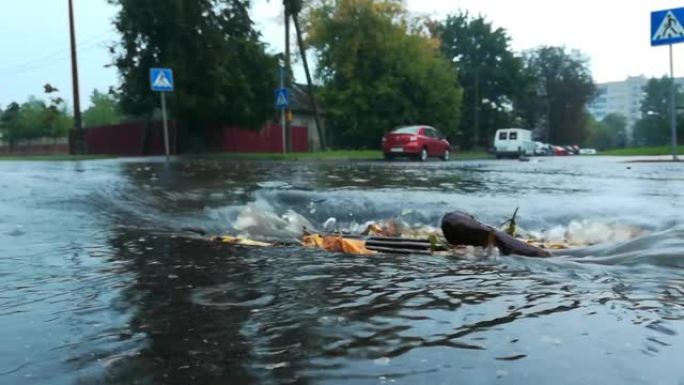 下雨时，道路上的水用炉排排入雨水下水道收集器。排水管网的主要通道。城市多雨的天气。交通条件恶劣和危险