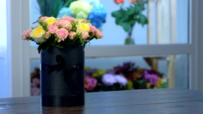 鲜花店黑匣子包装中的玫瑰花束，特写视图。