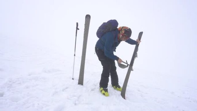 成年登山者去除滑雪皮肤