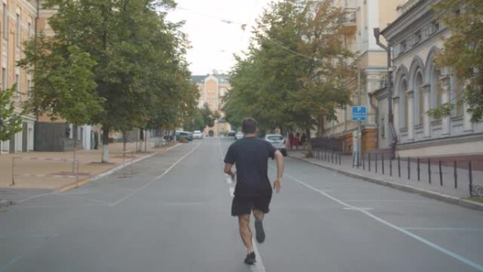 特写后视图成人高加索运动型男跑步者在城市户外街头慢跑的肖像