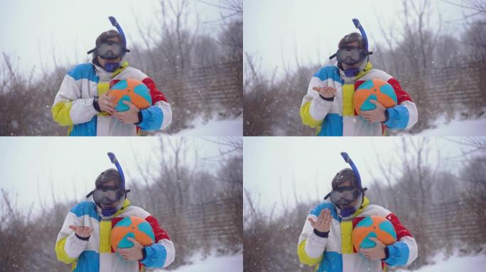 穿着带充气球的潜水面具的滑稽男子站在降雪下。迷失在时间里