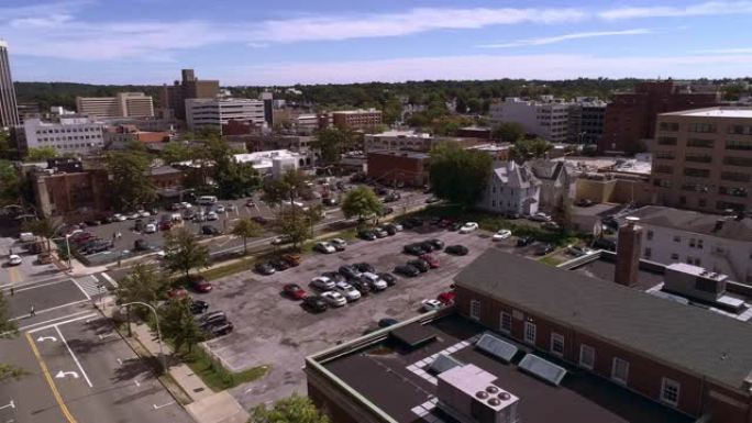 美国纽约州威彻斯特县城市怀特普莱恩斯市中心的鸟瞰图。无人机制作的视频带有向后的摄像头运动。