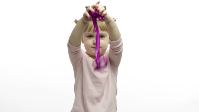 玩手工玩具粘液的孩子。有趣的孩子制作紫色粘液