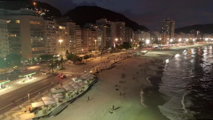 巴西里约热内卢科帕卡巴纳海滩上的夜间空中追踪