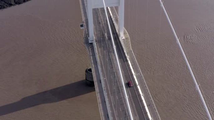 英国鸟瞰图中的汽车和车辆穿越塞文桥