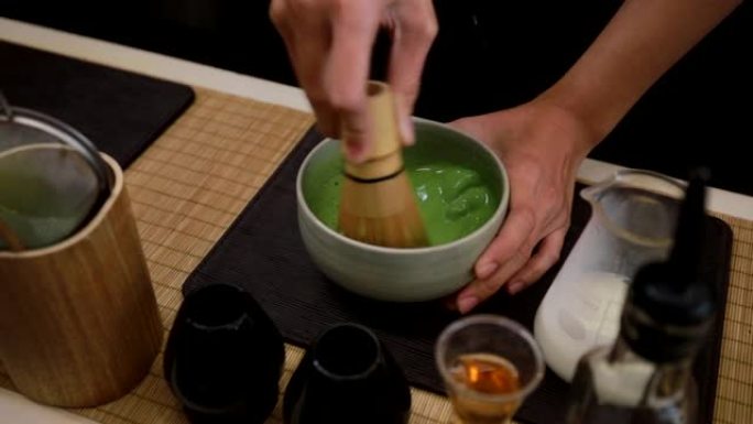 日本风格的抹茶绿茶在杯子中搅拌