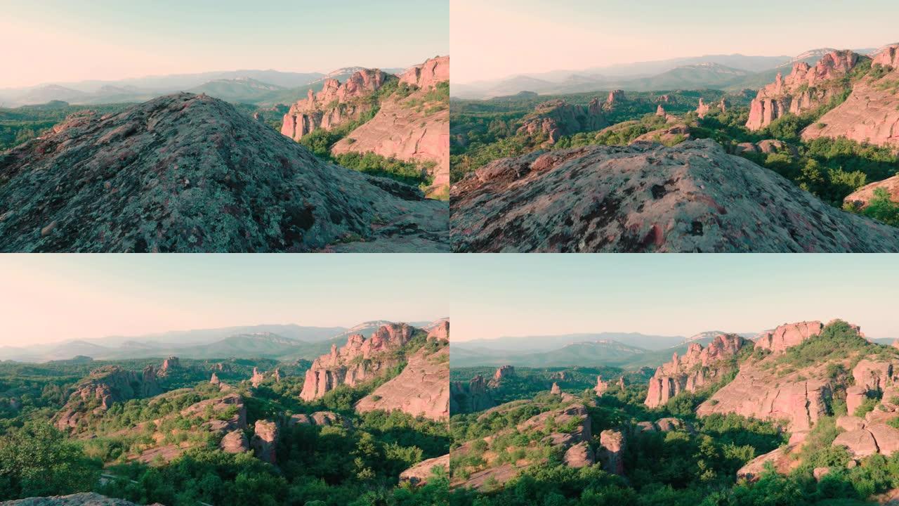 回归自然。视点。单人旅行者在美丽的全景前，从高处俯瞰美丽的红色岩层。自然界中的Vlogging。在阳