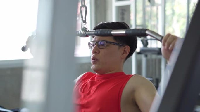 亚洲男子在健身馆锻炼身体