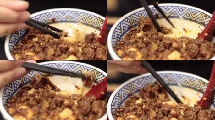 用筷子和勺子在日式牛肉饭碗，gyuden日本餐厅，快餐，人们的生活方式，蛋白质来源，热美味的晚餐