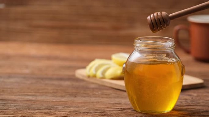 电影-滴蜂蜜滴在罐子里的蜂蜜。