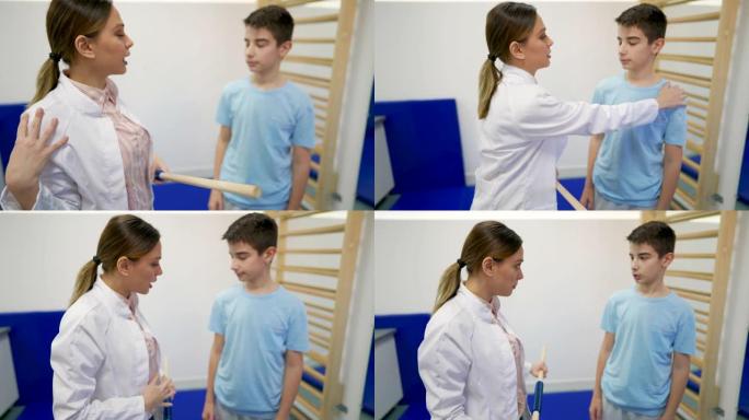 年轻的治疗师向年轻的患者解释他将如何进行下一次锻炼