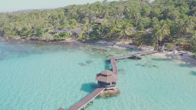 泰国特拉特Koh Kood海景木吧和蓝天小屋的鸟瞰图。亚洲夏季，旅游，度假和度假概念。